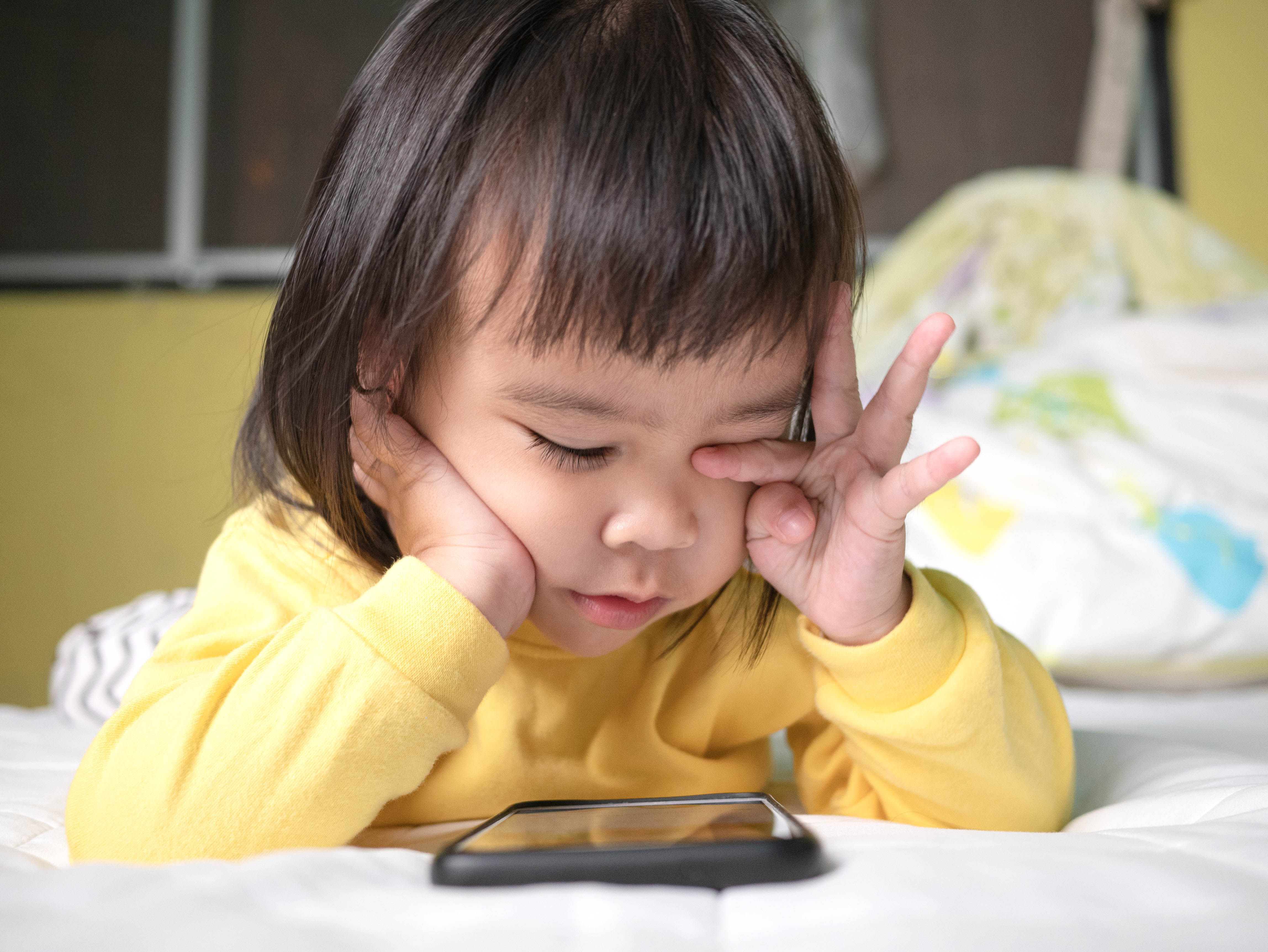 孩子总爱盯着屏幕看，家长怎么办？