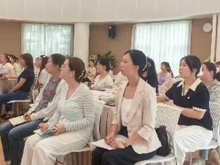教师认真聆听.jpeg