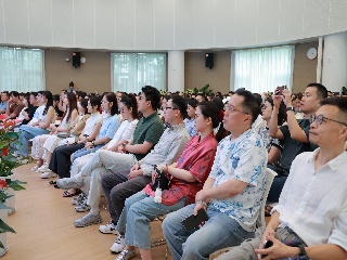 小班家长认真聆听.JPG
