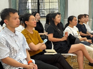 托班班家长认真学习.jpg